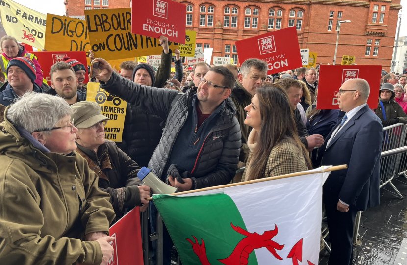 MS meets with Welsh farmers at largest protest in the Welsh Parliament’s history