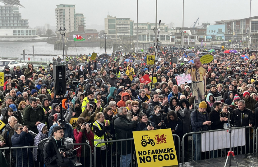 MS meets with Welsh farmers at largest protest in the Welsh Parliament’s history